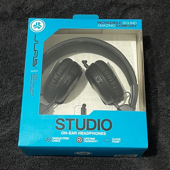STUDIO ON EAR HEADPHONES - Picture 2 of 3